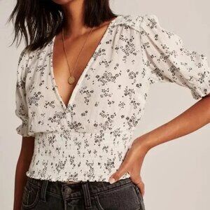 Abercrombie &‎ Fitch White Floral Smocked Short Sleeve Top
